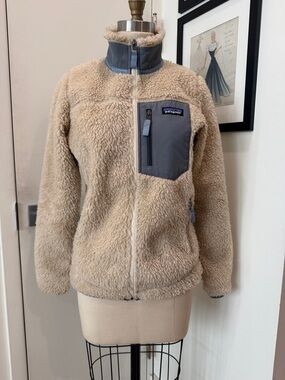 Patagonia Beige Sherpa Fleece Jacket with Blue Gray Chest Pocket